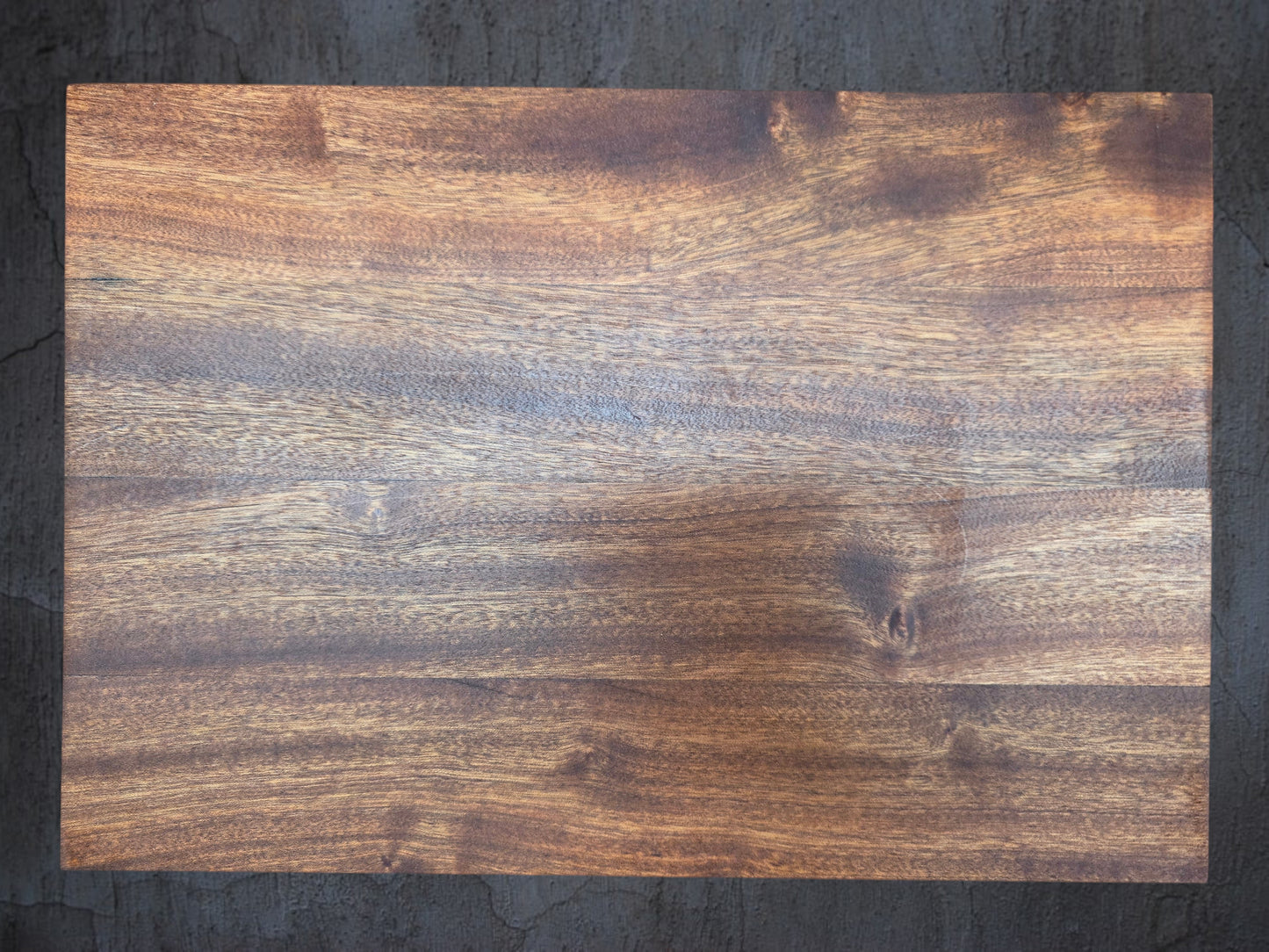 Close up of sapele wood grain on chopping board